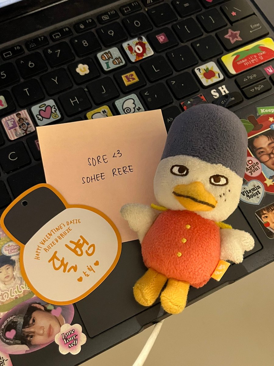 help rt

temen temen kalo ada yang liat boneka kayak gini disekitaran slipi-palmerah (st palmerah) tolong kabari aku ya. aku kehilangan ddolbyeong hari ini sekitar jam 2🥹 aku dah nangis banget ini tolong ya tmn tmn siapa tau ngeliat..🥹🧡