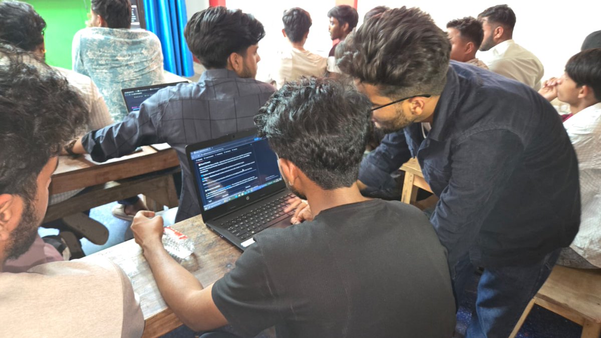 sanjeevsayshi's tweet photo. GitHub Copilot Dev Days | Varanasi
Loved attending this session on AI-powered coding with GitHub Copilot.
Hands-on building, engaging discussions, from the dev community made it a great experience.
@JamesMontemagno @GitHub @okatiesavage @GitHubCopilot
#GitHubCopilotDevDays #Patn https://t.co/RrFZcPbYri