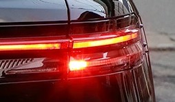 zerosprit's tweet photo. 以前から信号待ちとかで「LEDストップランプで目が痛い！」とおもって目をそらすようにしてましたが、ブルーライト以外の長い波長はどうなんですかね？
改善にむかってほしい。特に小さいストップランプのリアコンビデザインが攻撃的（周囲より自分優先的）だと感じてます。https://t.co/baiMxY9MVp https://t.co/uvpy7d1eK8