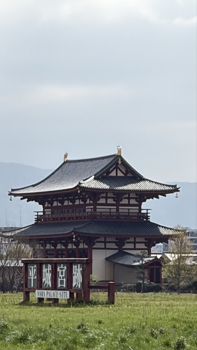 runrun502017's tweet photo. 歴史講座に初参加。
地元感、本気度強め。人気で入場するのに並びます。並んでいる間、私は人生の先輩方を見て『平城京では当時推定1万人ぐらい勤務していたらしい。ご先祖さまはここに通ってらした方々なのかなぁ〜』と妄想 https://t.co/mk0RIWSTJy
