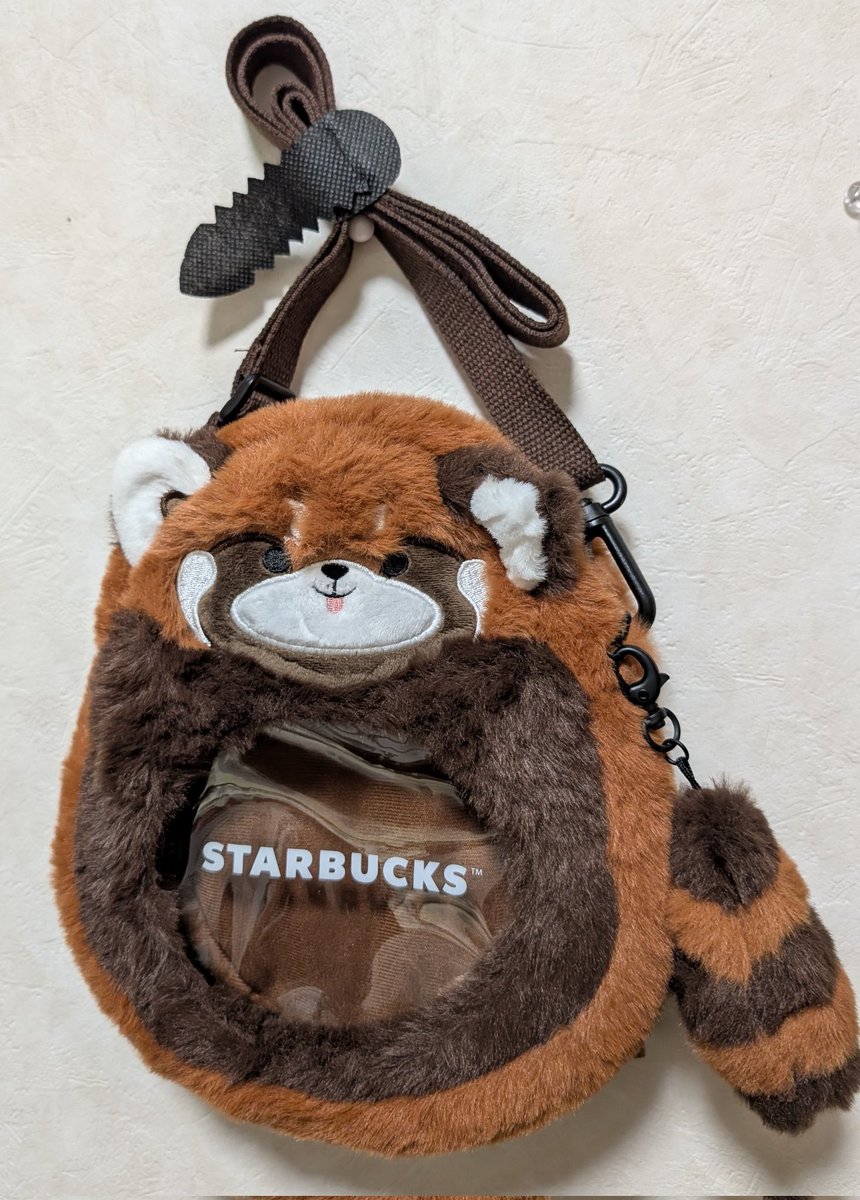 IkurjbXeYxErUEh's tweet image. 想像以上に可愛すぎたー🥰
でも、さすがに私がこれを下げて街を歩くわけには…🤣
飾っておくかな💕
ワンチャン、ポーチとして使うのはアリか？🤔

#レッサーパンダ
#Starbucks