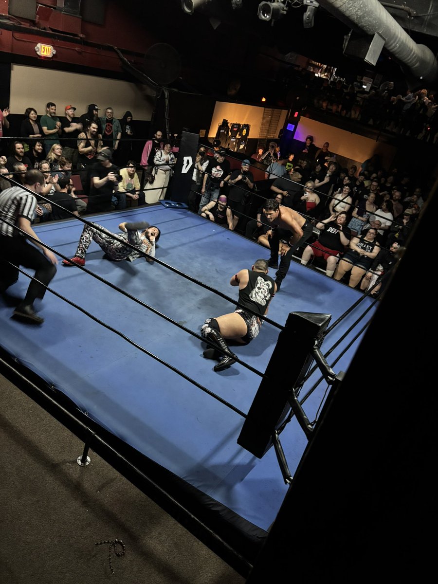 ssm_yokosuka046's tweet photo. 今夜の大会にはあのスティングさんの息子さんが出場！？

キャリアはまだ2年ほどらしいですがオーラがあったなぁ🇺🇸✨

こんな機会もなかなかないと思ったので、試合直後に一枚お願いしちゃいました🤳

いつかお父様のようなスター選手になって欲しいですね🦂

#そういえば https://t.co/zWzzo69QIi