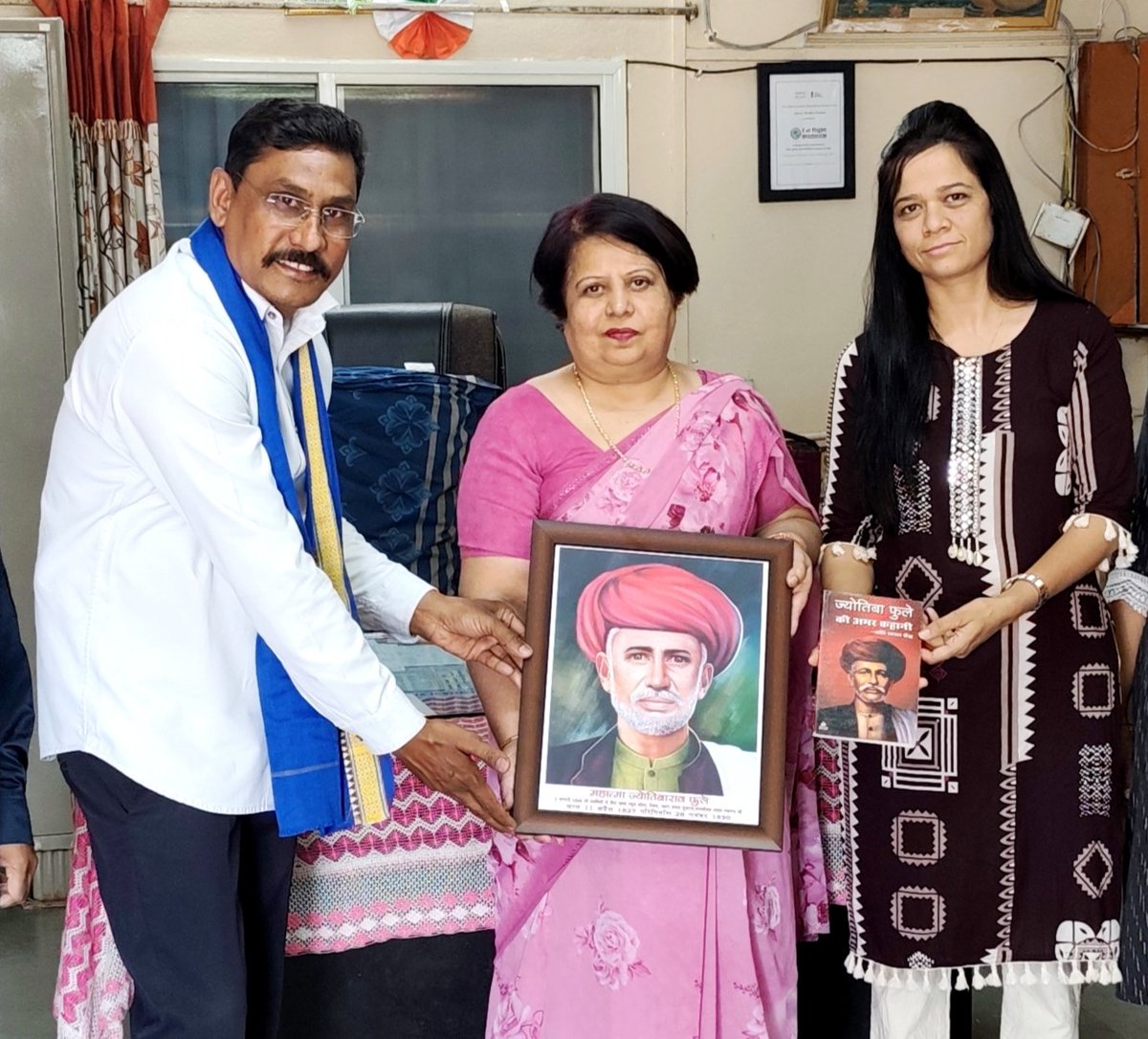 Santoshchuoha's tweet photo. महिलाओं के उत्थान व शिक्षा के लिए सदैव संघर्षरत, महान लेखक क्रांतिसूर्य  महात्मा ज्योतिबा फुले जी की जयंती पर उन्हें शत-शत नमन एव विनम्र आदरांजलि।

आज शा. हाईस्कूल, भिचौली मर्दाना इंदौर के स्कूल में महात्मा फुले जी की पुस्तक बाबा साहब जी की फोटो भेट कर उनके विचारों पर चर्चा हुई। https://t.co/LKPCGNSyl1