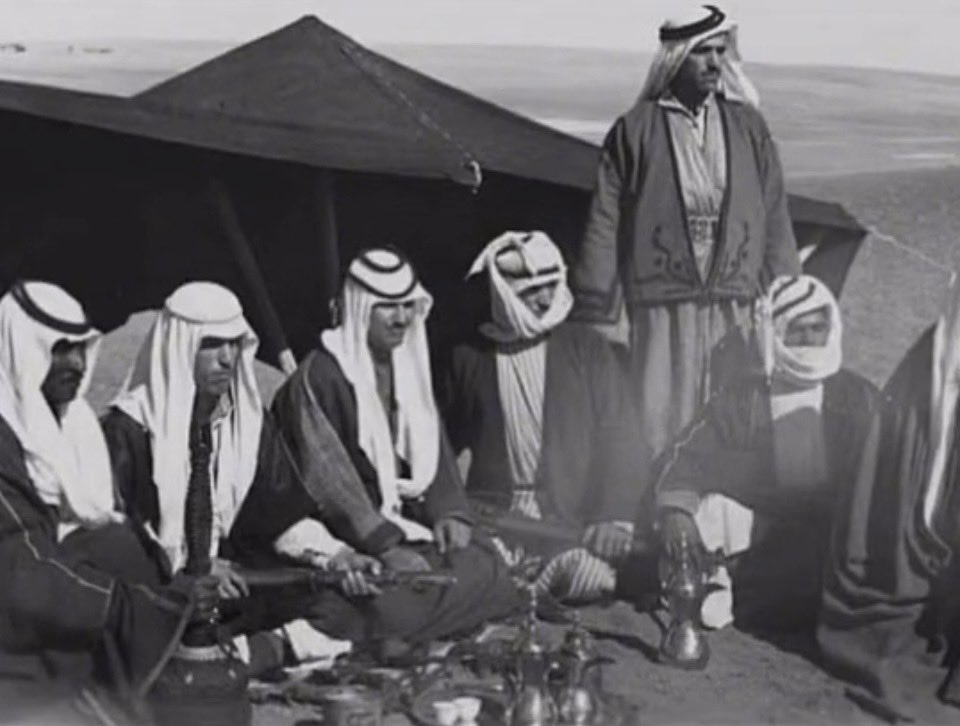 خاو الرجال اللي مرجلتها تزود 
وكب الرخوم اللي مرجلتها سلف

بعض البشر ودك تعشيها قعود
وبعض البشر ودك تعشيها علف