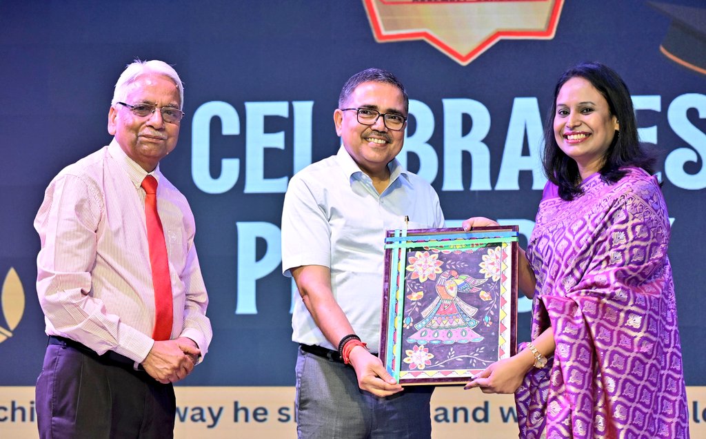 Iprd_Bokaro's tweet image. उपायुक्त श्री अजय नाथ झा ने विद्यार्थियों को किया सम्मानित और दिया संदेश - तेज गति के साथ सही दिशा भी जरूरी !!

- बेटियों के सशक्तिकरण पर जोर।
- शिक्षकों को संवाद आधारित शिक्षा की सलाह।
- कर्तव्यनिष्ठ लोगों से प्रेरणा लेने की अपील।
#BokaroSeJohar #StudentSuccess #WomenEmpowerment