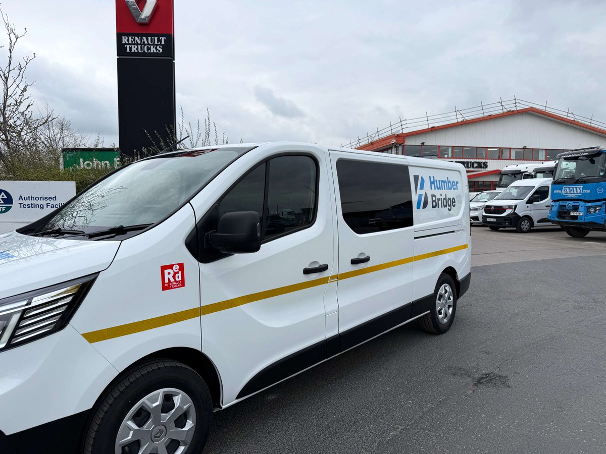 ThompCommLtd's tweet image. A great handover for Humber Bridge 👏⚡ This L2 H1 Renault Trafic Electric Van, built with Lyndon Systems, RKG Electrics, and Matt Vinyl Graphics, is ready to support operations. #ElectricVan #RenaultTrafic #FleetHandover #SustainableTransport #KeepingYouMoving ⚡🚐