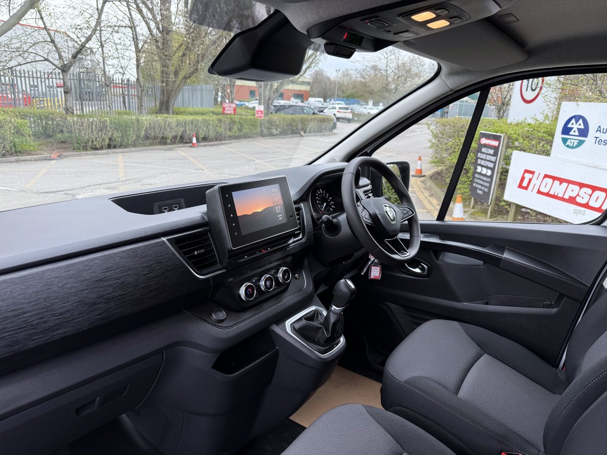 ThompCommLtd's tweet image. A great handover for Humber Bridge 👏⚡ This L2 H1 Renault Trafic Electric Van, built with Lyndon Systems, RKG Electrics, and Matt Vinyl Graphics, is ready to support operations. #ElectricVan #RenaultTrafic #FleetHandover #SustainableTransport #KeepingYouMoving ⚡🚐