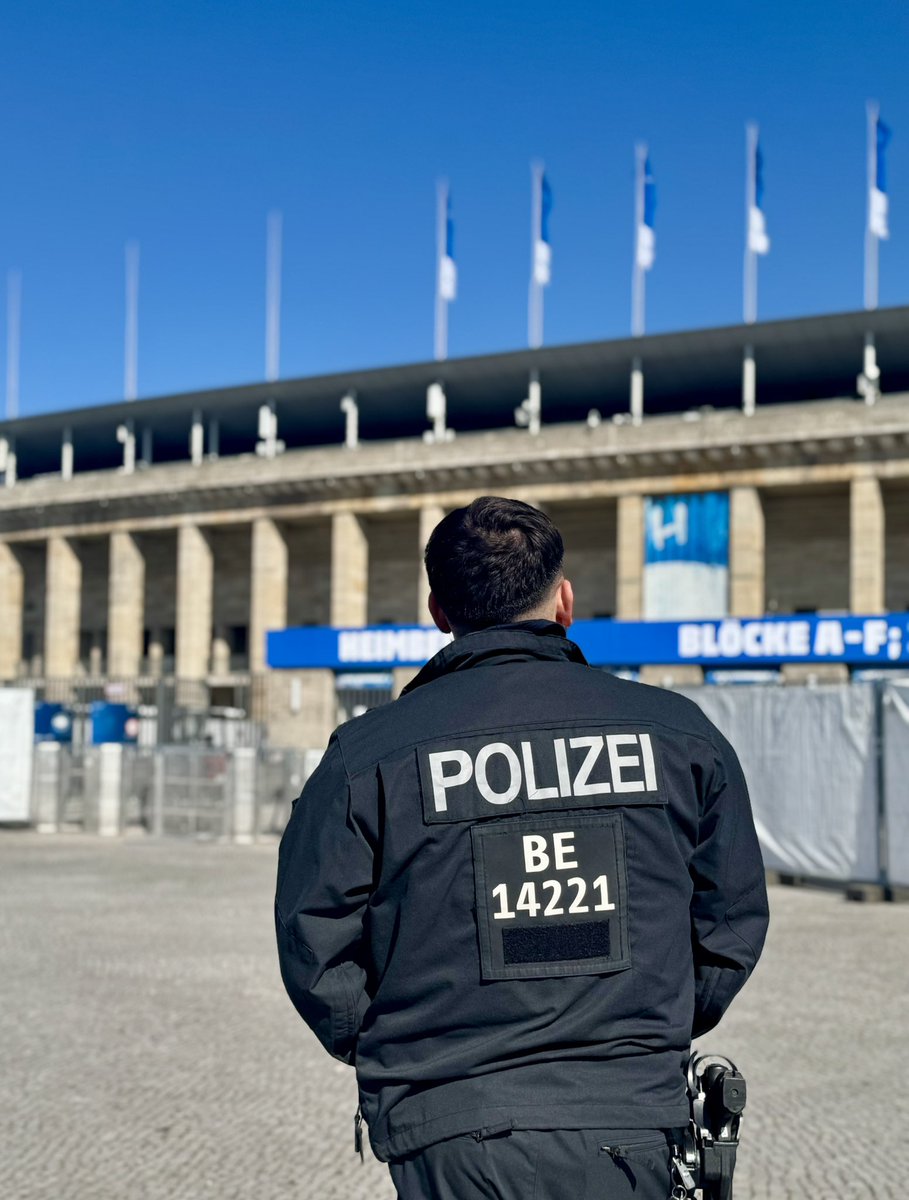 PolizeiBerlin_E's tweet photo. Hallo Berlin, wir sind heute beim Fußballspiel von Hertha BSC gegen den 1. FC Kaiserslautern am 29. Spieltag der 2. Fußball-Bundesliga im Einsatz. Wir sind mit rund 300 Einsatzkräften vor Ort. Aktuell befinden sich die Fans auf dem Weg zum Stadion.
#b1104 https://t.co/bSn6ClH2pV