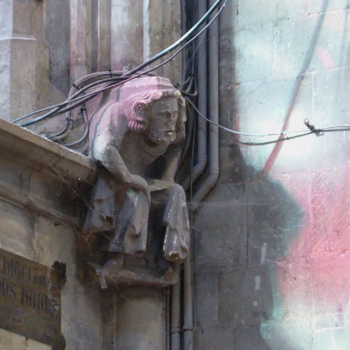 CathyRLowe's tweet photo. The sight of extreme #ChurchClutter distress gives this dilettante church crawler pause for thought.
By each side of the West window in Worcester cathedral, cables and pipes assail these two long-suffering chaps. Their patience may be wearing thin! @Portaspeciosa https://t.co/udQyhoesR2