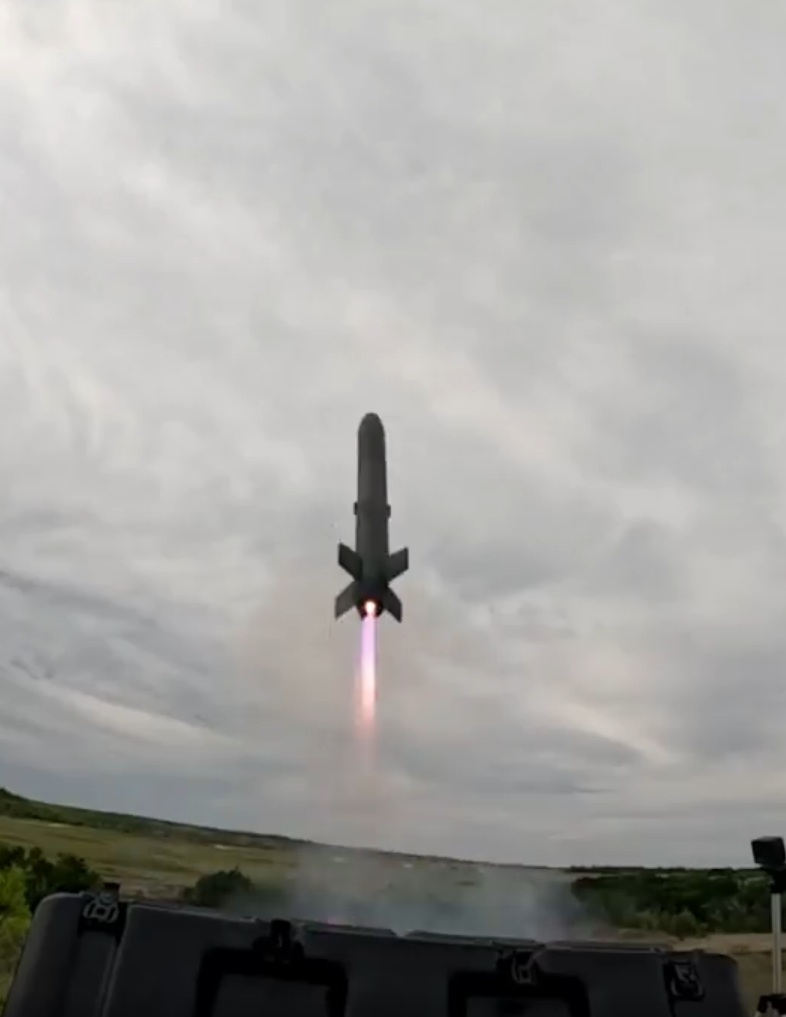 DylanMalyasov's tweet image. The U.S. Army’s 1st Cavalry Division recently evaluated the Perseus Defense's micro-missile interceptor during Exercise Golden Shield at Fort Hood, testing radar-cued drone intercepts, multi-launch capability, and active guidance against small UAV threats.