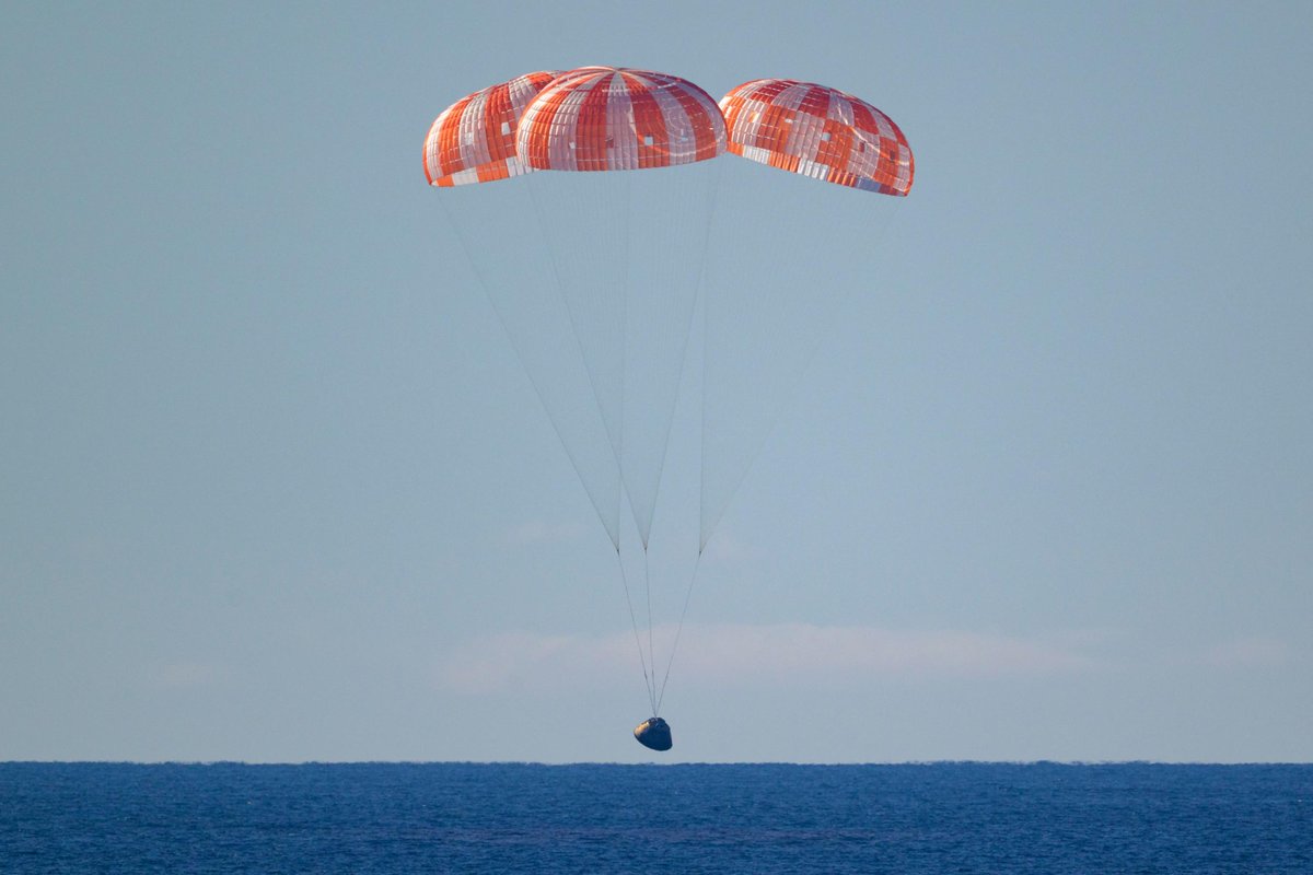 Agenzia_Ansa's tweet photo. Le foto della missione Artemis II, che a 56 anni dal volo dell'Apollo 8 ha portato un equipaggio nell'orbita della Luna. #ANSA 
https://t.co/U1l6O8mJSE https://t.co/EjIvasLhv1