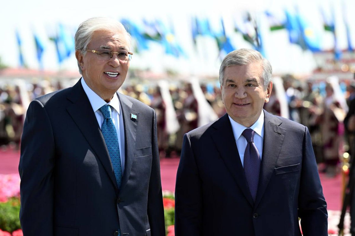 president_uz's tweet image. President Shavkat #Mirziyoyev welcomed President  @TokayevKZ  of #Kazakhstan🇰🇿 upon his arrival at Bukhara International Airport on a working visit.