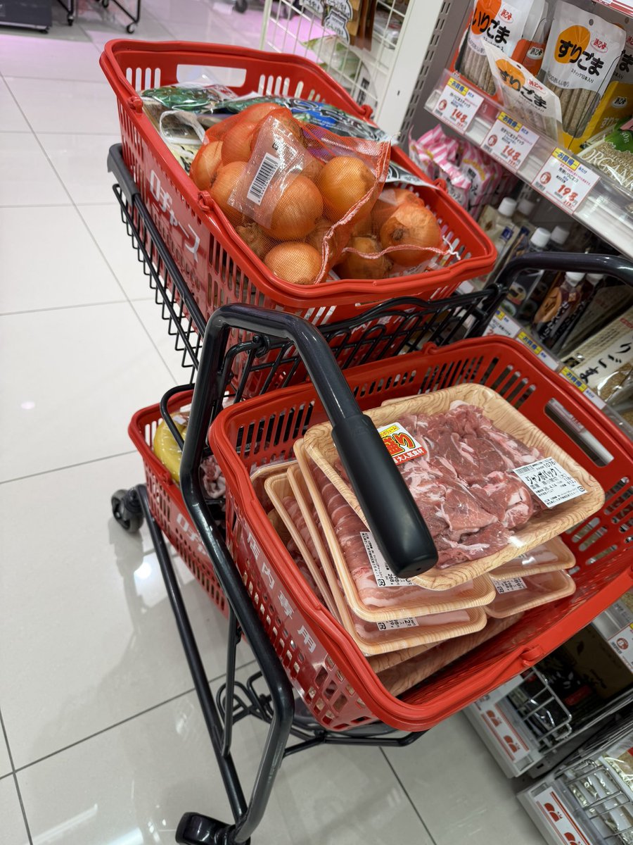 お仕事終わって、明日の子ども食堂買い出しにロヂャースに来ました☆
お肉🥩6キロ、🧅30個、お豆腐15丁などなど購入🌸
今日は一人で買い物🛒行ったので重かったー
明日クリーン活動晴れそうで良かった☀️