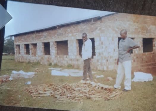 This is my father standing here,holding my grandfather’s cap . Infront of him lie the bodies of our loved one’s taken during the 1994 Genocide against the Tutsi , a moment that holds our family’s grief and memory .

Tuzahora Tubibuka 💔🕯️

#Kwibuka32