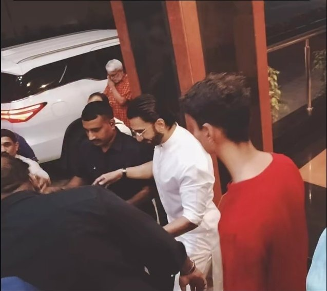 upuknews1's tweet image. #WATCH : Actor Ranveer Singh visited the Rashtriya Swayamsevak Sangh (RSS) headquarters in Nagpur, where he met RSS chief Mohan Bhagwat and paid tribute to RSS founder Keshav Baliram Hedgewar.

#RanveerSingh #RSS #Nagpur #MohanBhagwat #Hedgewar #EntertainmentNews