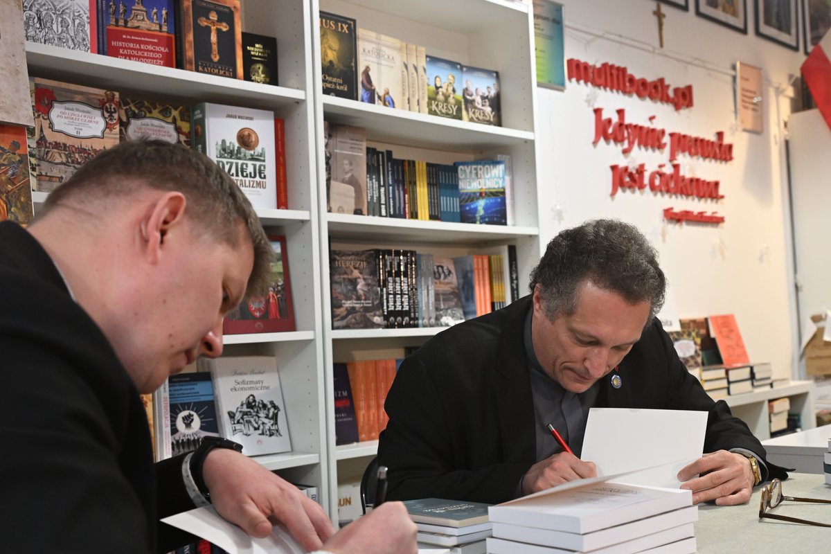 Multibook.pl Ulubiona Księgarnia Warszawy AD 2022 tweet media