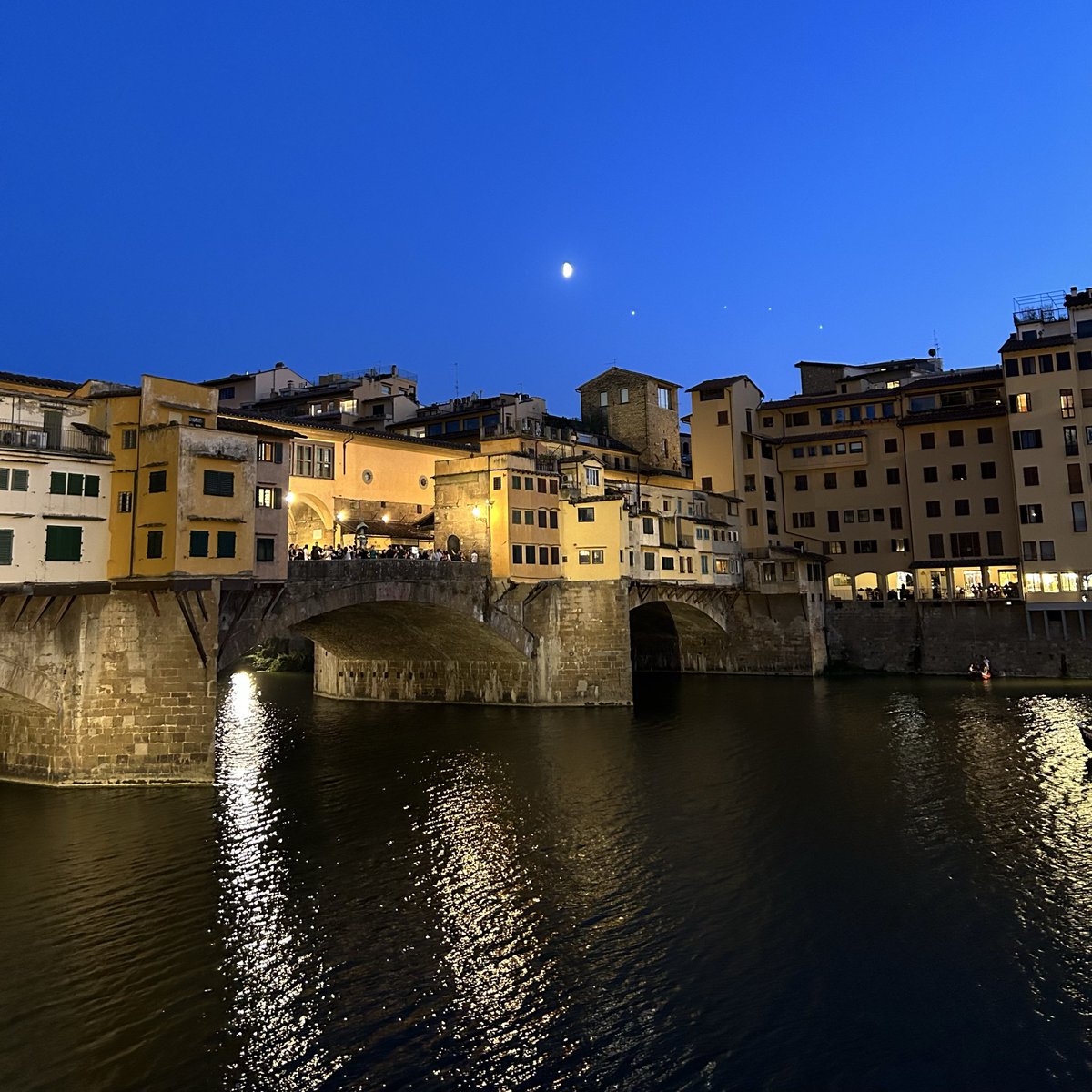 A #Firenze apre la nuova sede della Scuola di italiano della Società Dante Alighieri in via della Fortezza n. 6, una posizione strategica in pieno centro storico.
L’inaugurazione si terrà martedì 14 aprile, a partire dalle ore 14:00. 

Leggi tutto: t.ly/iztTy