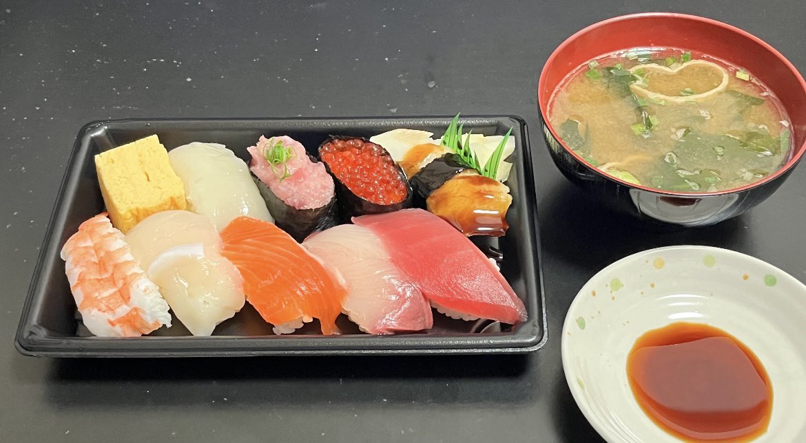 zzsasaki705's tweet image. 今日の晩ご飯なのﾆﾔﾝ🎵

握り寿司、味噌汁

今日も美味しく頂いたのﾆﾔﾝ🎵

#晩ご飯 #dinner