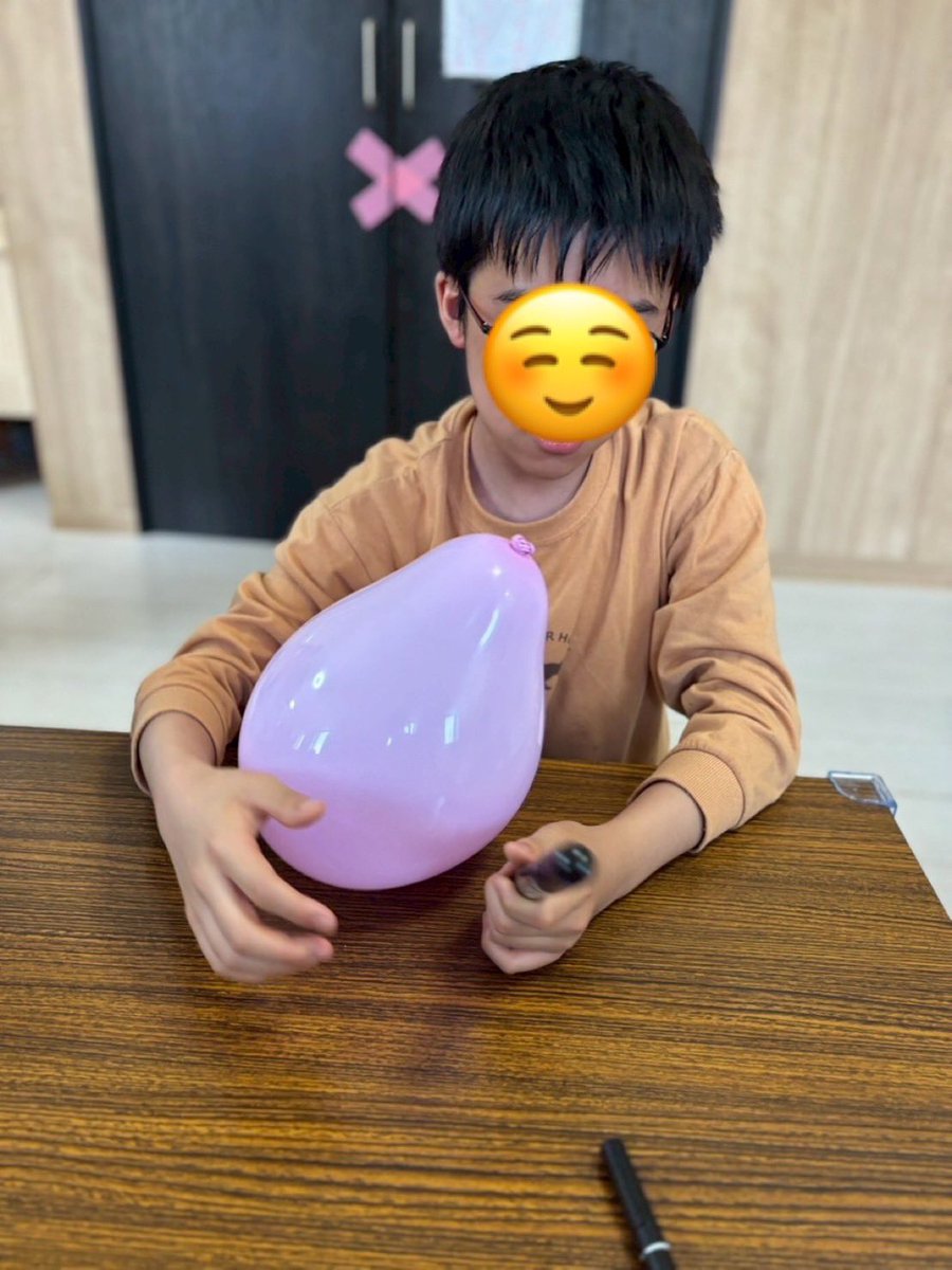 firstdream_04's tweet photo. 🌹西小松川教室🌹
2026.4.11(土)
『風船起き上がりこぼし』
風船とビー玉で起き上がりこぼし🐵を作りました🩵好きな絵を描いて創造性を鍛えました🌻蹴ったり🦵ボールを当てたり🏃あれ？何しても起き上がるね😃

▽ファーストシーンドリームの詳細はこちら！
https://t.co/yO2C3uYhQs

#放デイ #工作 https://t.co/kStUIlQ4Ns