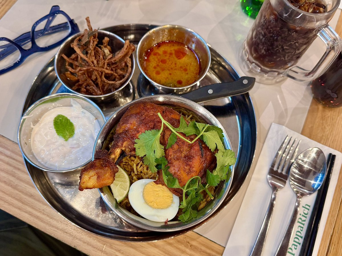 grooviepantz's tweet image. MEL Sat 11.4.26

私の住む街では一日中雨が降っています☔️😩

夕食はPappa RichというレストランでMalaysia-India料理😋

タンドリーチキンとゆで卵をトッピングしたビリヤニ！付け合わせには、パコラ、ライタ、魚のカレーソースをご用意しています！🍛🌶️😋

乾杯！🍻