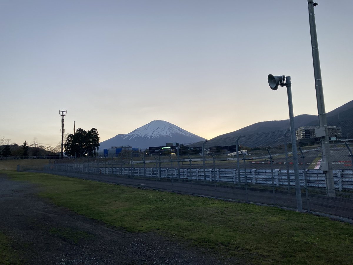messara_izu's tweet photo. 今日の　#富士山 は今の富士スピードウェイから。これから花火です。
#花火 https://t.co/z2EXe4bpj2