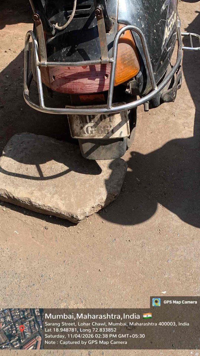 Chemburbjp's tweet photo. Bike without name plate Address outside color house  home appliances 121 Sarang street mumbai 400003 @mybmc  @MTPHereToHelp  @CPMumbaiPolice  @MumbaiPolice https://t.co/o2moLiKOUt