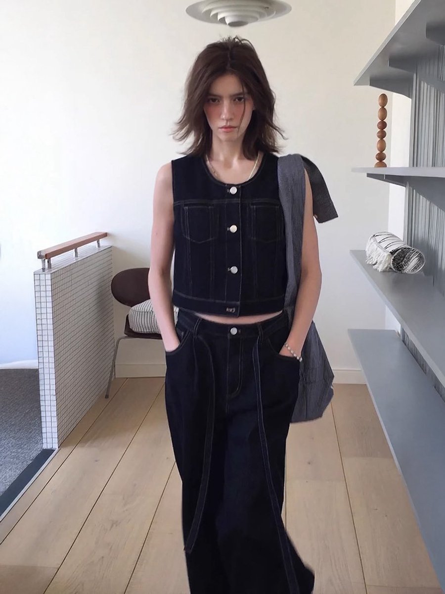 oldlaundrystore's tweet image. 한 벌이면 여름 데님 스타일링 끝. 라운드 넥 크롭 베스트와 하이웨이스트 O라인 와이드 팬츠로 구성된 세트 — 셋업으로 입으면 깔끔하고, 따로 활용해도 각각 포인트가 됩니다.

#Letm #oldlaundry_mag #デニムセットアップ #summerdenim #데님셋업