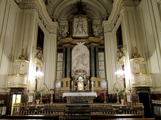 La cultura de Prini era enorme, eso le permitía partir del pasado con originalidad sin caer en el pastiche. Estos retablos de Santa María dell'Anima en Roma o las Descalzas Reales en Madrid demuestran cómo de bien encajan las plantas curvas, relieves y mármoles del trono del Amor