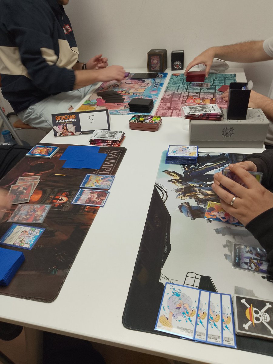SnafuStore's tweet photo. L'Store Championship de One Piece comença amb 27 participants de 32 possibles!

Tota una odisea després que 10 impresentables no s'hagin presentat sense avisar... https://t.co/N4hmjf8phM