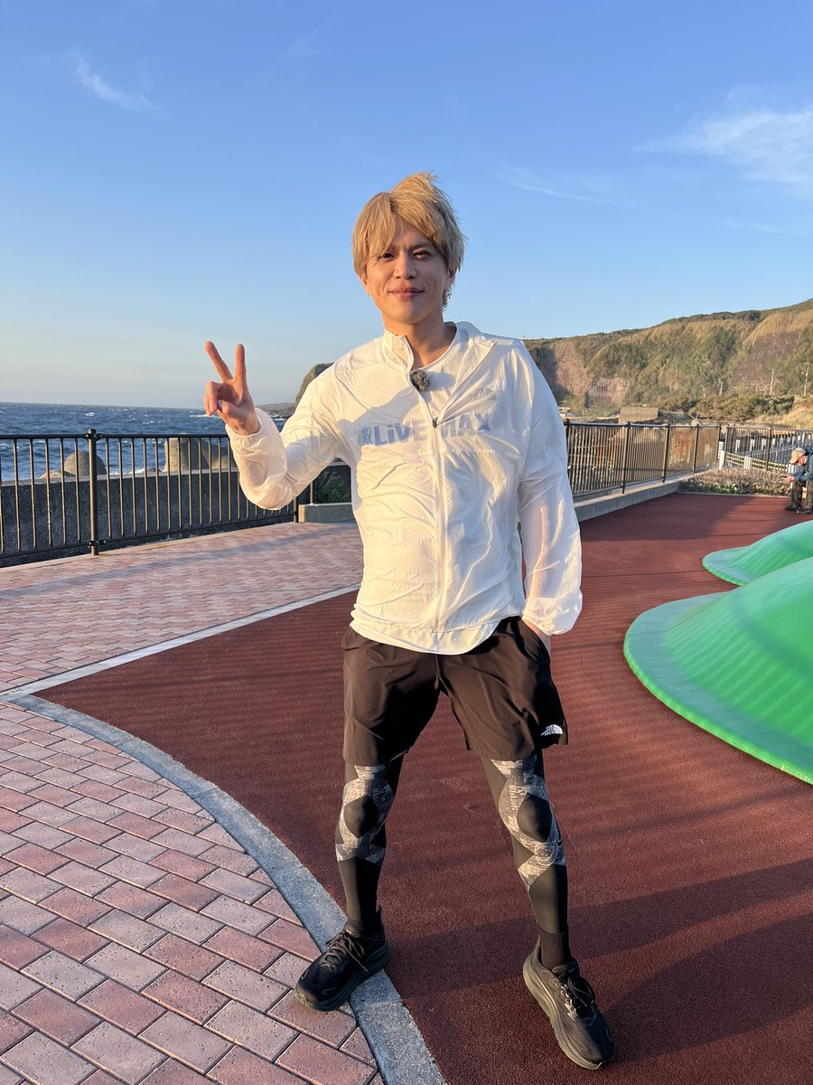 miyakejimaTA's tweet photo. 【「ABEMA」生放送で島分補給！】

ABEMA開局10周年記念の生放送特別番組「30時間限界突破フェス」にて、山本裕典さんが火山島 #三宅島 を

  走る！
　  走る！！
　　  走る！！！
　　　（走ってます！！！！）

 Now On Air！

視聴・詳細は→ https://t.co/ybvvwFEJGg
#アベマ30時間 #都道212号線 https://t.co/VksgZKh8XQ