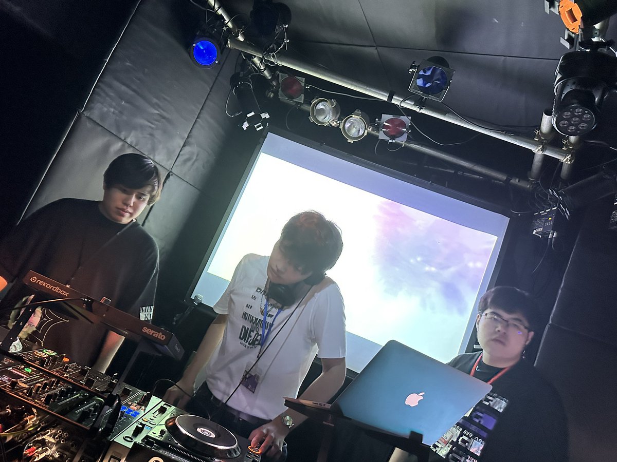 no_desERG's tweet photo. #no_des
メインフロア のトリを飾るのはDJはしょ！

ラストも良曲浴びて楽しみましょう😆✨
最後の20分間は是非皆様、メインフロアへお越しくださいませ！ https://t.co/i9ZgW6i7Bk