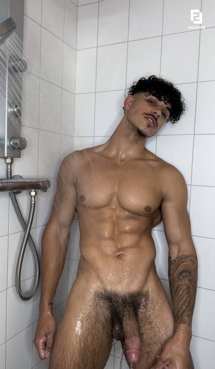 AryaSepanta20's tweet photo. Who wants to join me the shower 🚿 https://t.co/Q1q6TSy9V0