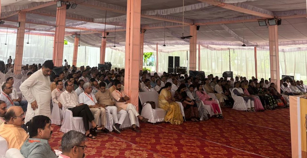 vhpjodhpur's tweet photo. विश्व हिन्दू परिषद (विधी आयाम) राजस्थान क्षेत्र का दो दिवसीय अधिवक्ता अधिवेशन देवभूमि पुष्कर में प्रारंभ हुआ। 

अधिवेशन का शुभारंभ न्यायमूर्ति श्री मदन गोपाल जी व्यास, राष्ट्रीय स्वयंसेवक संघ के जयपुर क्षेत्र प्रचारक श्री निंबाराम जी, विहिप क्षेत्र संगठन मंत्री श्री राजाराम जी, क्षेत्र मंत्री श्री सुरेश जी उपाध्याय, माहेश्वरी सेवा सदन पुष्कर के अध्यक्ष श्री रामकुमार जी भूतड़ा, विहिप केंद्रीय ट्रस्टी श्रीमती स्नेहलता जी पंवार द्वारा भारत माता के समक्ष दीप प्रज्वलन कर किया गया।

मुख्य वक्ता श्री निंबाराम जी ने अपने उद्बोधन में कहा कि “संगठित, ध्येयनिष्ठ समाज व सुदृढ व्यक्तित्व निर्माण से ही राष्ट्र सशक्त होता है, सभी अधिवक्ता एक श्रेष्ठ कार्यकर्ता की तरह समाज में कार्य करेंगे तो उत्कृष्ट परिणाम आएंगे व विधि आयाम का विस्तार होगा क्योंकि कार्यकर्ता ही संगठन की मूल शक्ति है।

मुख्य अतिथि न्यायमूर्ति श्री मदन गोपाल व्यास ने अधिवक्ताओं को संविधान का प्रहरी बताते हुए कहा पीड़ित को न्याय दिलाना भी राष्ट्र की अमूल्य सेवा है।

विधि आयाम के क्षेत्र संयोजक वरिष्ठ अधिवक्ता श्री मोतीसिंह जी राजपुरोहित (जोधपुर) ने अधिवेशन की भूमिका रखते हुए कहा कि इसमें शिक्षा, गौ संरक्षण, मंदिर व्यवस्था सहित विभिन्न सामाजिक, सांस्कृतिक एवं राष्ट्रीय विषयों पर गहन चिंतन-मंथन किया जाएगा।

अधिवेशन में राजस्थान क्षेत्र के तीनों प्रान्तों जोधपुर, जयपुर एवं चित्तौड़ के विधि आयाम से जुड़े अधिवक्ता भाग ले रहे हैं।

- प्रचार-प्रसार विभाग
- विश्व हिन्दू परिषद,
- जोधपुर प्रान्त

@VHPDigital @MParandeVHP @VHPSocialMedia @Bajrang_Bagra @KishanP_VHP @rajeshpatelvhp @ani