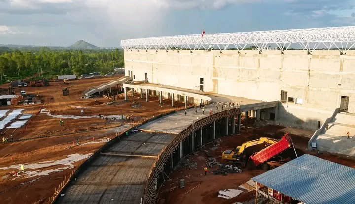 PacuPacu_Sports's tweet photo. Progress in motion at Akii Bua Olympic Stadium! 

Outside pitch, clubhouse, swimming pool, and roofing works are all taking shape. 

Whether it hosts AFCON 2027 or not, Lango’s voice is clear: finish the stadium, upgrade the roads &amp; deliver a world-class facility for the region. https://t.co/6zSd59GenK