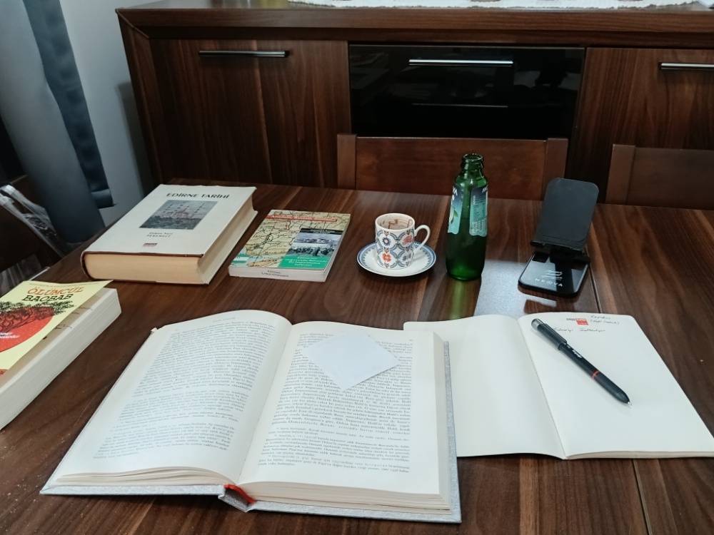 Bir takım hazırlıklar. İşte yeni bir kurgunun mutfağı. Kitapların arasında kaybolmak, o tek bir tarihi ayrıntıyı yakalamak için saatlerce oturmak... Fikir bulmak işin en kolay kısmı; asıl mesele bu masanın üzerindeki o sancılı ama samimi işçilikte. #Edebiyat #Tarih #Edirne