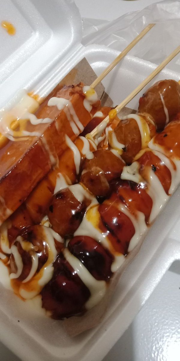 AraiyxL66's tweet photo. Jajan ku yang harus banget di beli pas keluar, suka banget sama sosis.

Kalian jajan apa yang harus banget di beli pas keluar? https://t.co/rWHLWFnafF