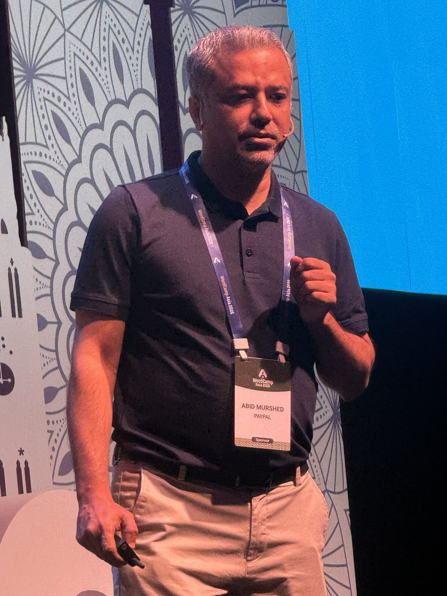 mocursor's tweet image. “What’s new, what’s next, and how to build a business that scales.”

Tonight's theme as Abid Murshed , Market Leader at @PayPal India, takes the stage. 

He helps Indian entrepreneurs break into global markets — and today, he shares how.  

#WCAsia #CrossBorderCommerce #Paypal