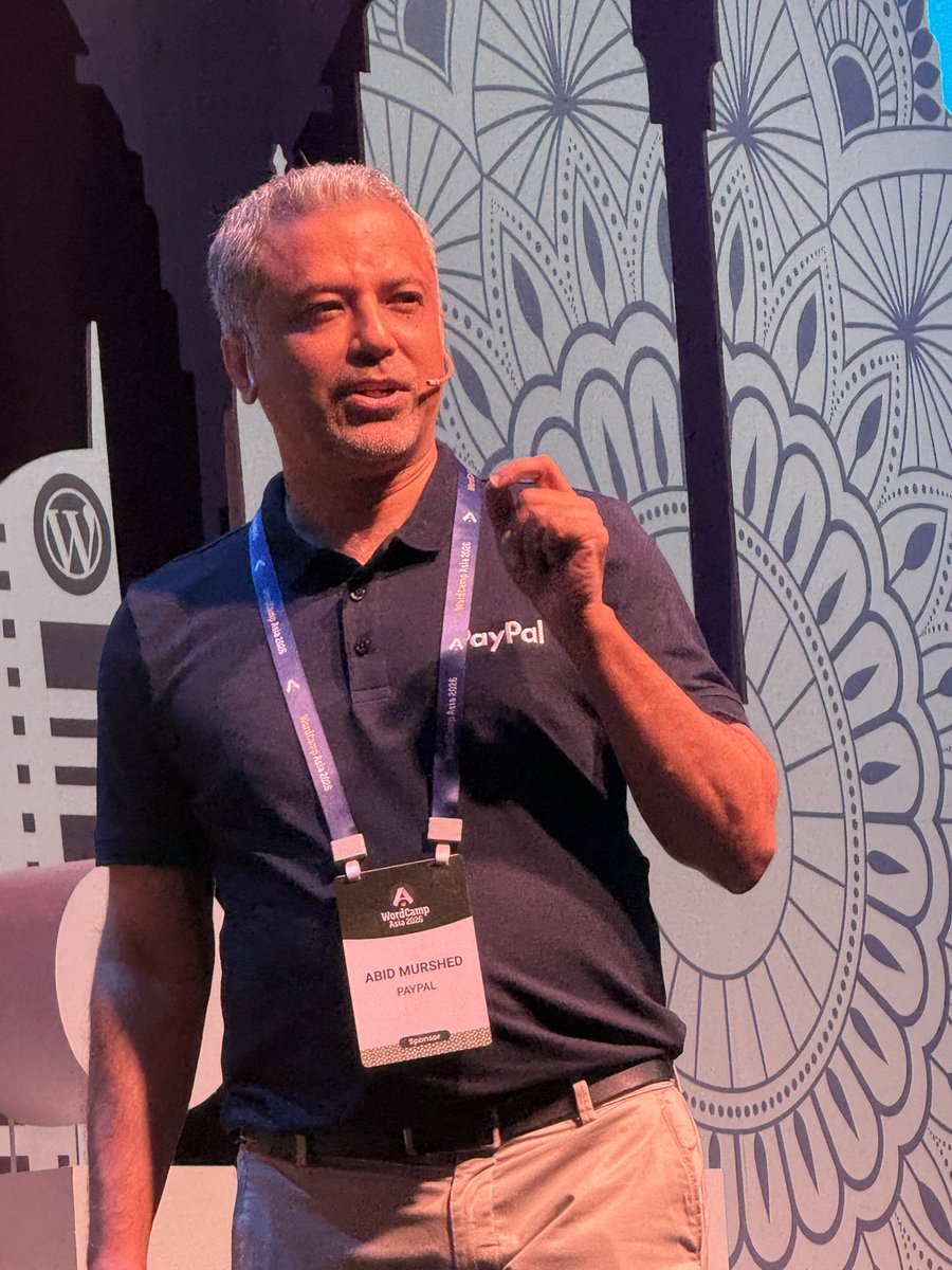 mocursor's tweet image. “What’s new, what’s next, and how to build a business that scales.”

Tonight's theme as Abid Murshed , Market Leader at @PayPal India, takes the stage. 

He helps Indian entrepreneurs break into global markets — and today, he shares how.  

#WCAsia #CrossBorderCommerce #Paypal