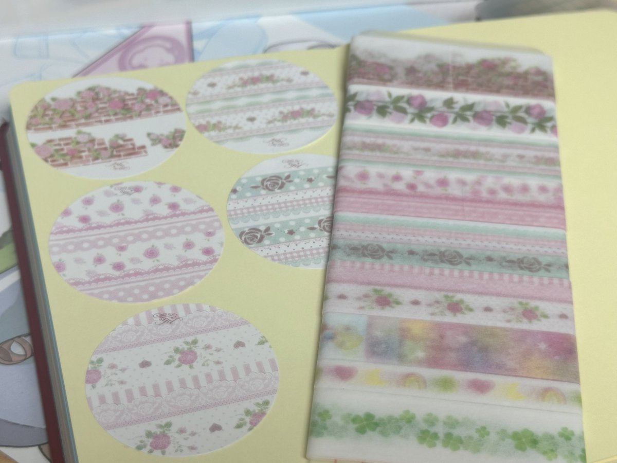 #다꾸 #다꾸러RT이벤트 
오늘 문득 다꾸 짐을 정리하다 혼자 쓰기엔 너무 많은 양 … 다꾸 취향이 살짝 바껴 잘 안쓰는 템이 있길래 <총 두 분> 선정해서 스티커 + 모조지 + 키스컷 + 마테 조금씩 소분해서 드릴게요! 큰 기대는 놉 >.< 가볍게 ~ 
당발은 다음 주 금요일에! RT만 부탁드려요!