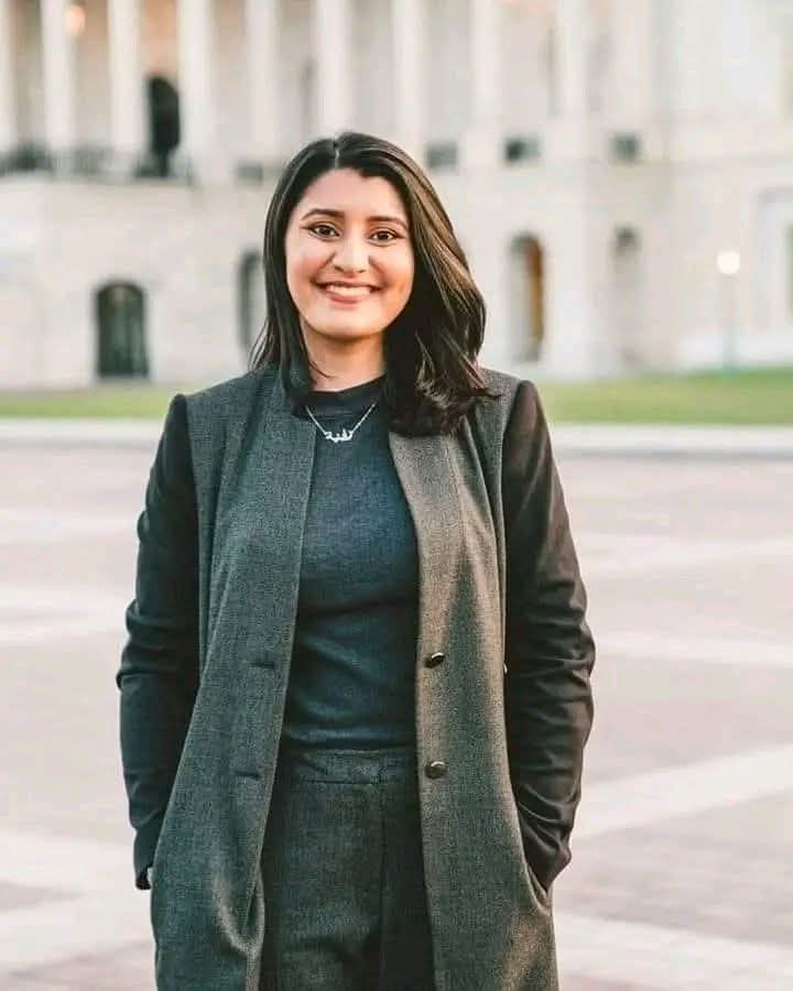 ArbabAmbreen's tweet image. 33 سال اڳ ڪچري وانگر اڇلايل هڪ ننڍڙي جان ۽ اڄ دنيا جي وڏي ڪمپني ۾ عزت سان بيٺل هڪ عورت آهي ❤️
هي ڪنهن معجزي جو نتيجو ناهي، هي انسانيت جي طاقت آهي، هي ايڌي جي سوچ جو ڪمال آهي 🙏
#Humanity #Edhi #Inspiration #Pride