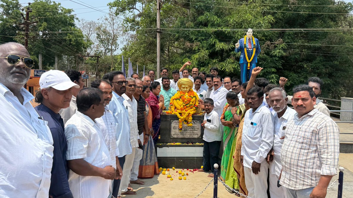 RSMLAYsr's tweet photo. తే11.04.2026 పాతపట్నం నందు గల మహాత్మా జ్యోతి రావు పూలే విగ్రహానికి పూలమాలలు వేసి నివాళులు అర్పించిన పాతపట్నం మాజీ ఎమ్మెల్యే శ్రీమతి రెడ్డి శాంతి గారు. విద్య ద్వారానే సమాజ అభివృద్ధి సాధ్యం అని నమ్మిన పూలే మహిళా విద్యకు శ్రీకారం చుట్టి అణగారిన వర్గాల అభ్యున్నతికి బాటలు వేశారన్నారు. https://t.co/bP4GYPeBfd
