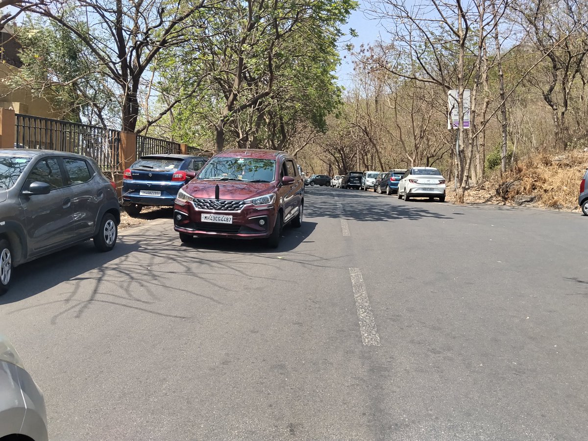 NeeI_J's tweet photo. @Navimumpolice  Regarding illegal parking on the uphill road to Parsik Hill near Apollo Hospital. Cars are parked on both sides, turning the road into a narrow lane n causing daily inconvenience to residents. In case of an emergency, even an ambulance fire vehicle will not pass. https://t.co/8yED2OZoaO