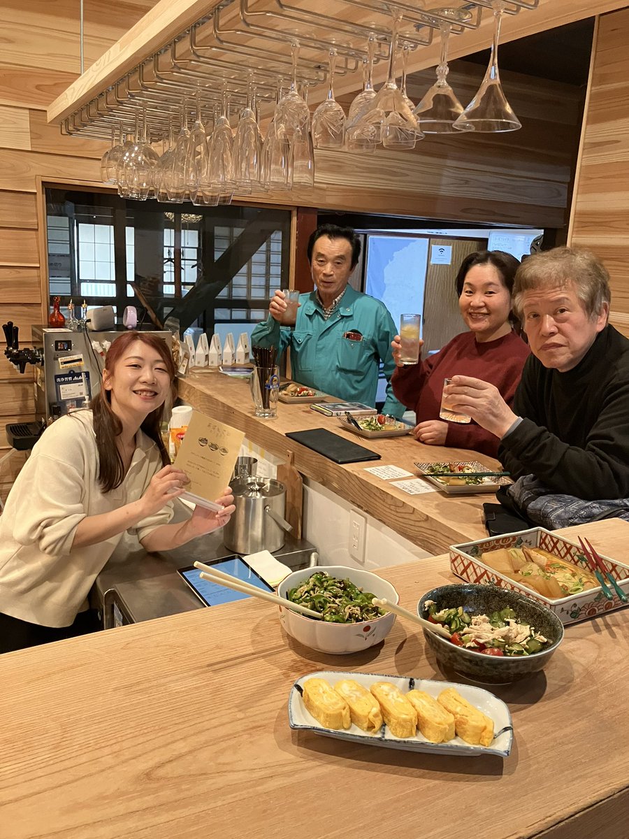 「おばんざいナイト」始まりました！
地元のお母さんが作ったおばんざいを肴に、能登のお酒を楽しんでいただけます。

17時のOpenを待たずして地元のお客さまが。
「これまで来たかったけど、宿泊もしないのに来づらかったの。BARを理由にまた来るわね」と。
楽しい夜になりそうです☺️
