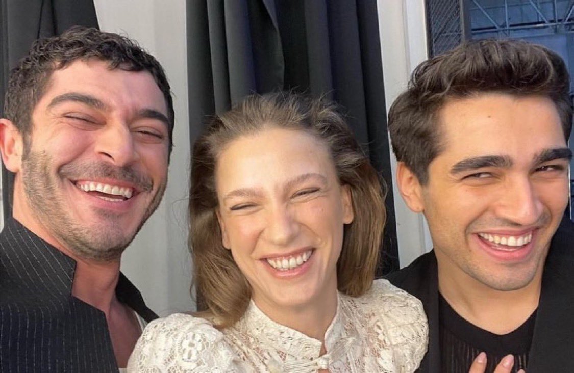 TvDunyasii's tweet photo. Netflix'in dizi ve filmlerinin sıkı hayranları için, özel içerikler, listeler ve öneriler sunduğu resmi  sitesi "Tudum" da, yazar "David Yammine" tarafından oluşturulan "Hemen izlemeniz gereken 10 Türk Dizisi" listesinde başrollerinde Burak Deniz, Mert Ramazan Demir ve Serenay Sarıkaya'nın yer aldığı yüksek izlenme oranlarına ve övgü dolu yorumlara sahip #Şahmaran diziside yer aldı. 👏