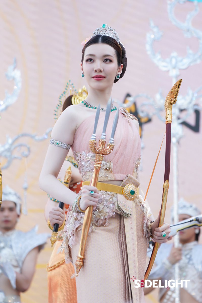StarDelight_ent's tweet photo. “หลิง ออม” ในงาน “ICONSIAM THAICONIC SONGKRAN 2026 : สาด สนุก สุข สิริมงคล สงกรานต์ไทย”

 #LingOrmxSongkranICONSIAM
#linglingkwong #ormkornnaphat https://t.co/JIOMCTUKVD