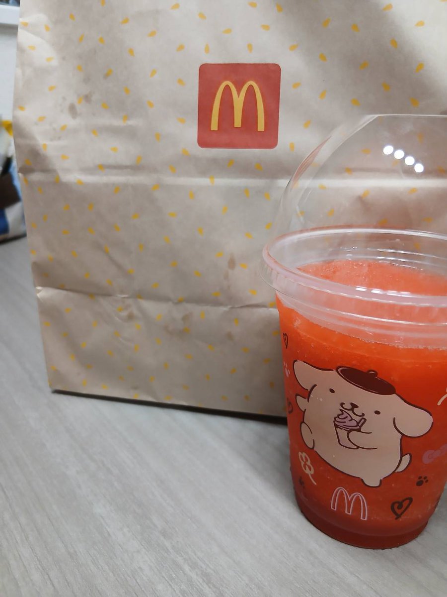 tsuki3610's tweet photo. 夜マック買いました✌️
いちごスムージーも美味しかったよ～🍓

 #マクドナルド  #夜マック
 #いちごスムージー https://t.co/KoBBJaNonS