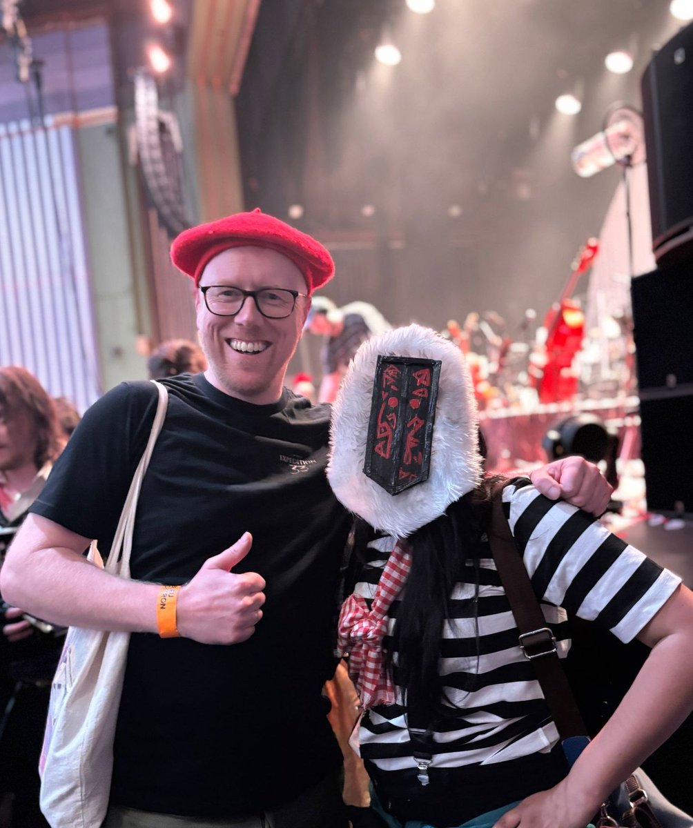 Made a lil mini monoco mask and went to the Clair Obscur concert on Wednesday and it was STUNNING, what an experience and couldn't believe that I got the chance to meet <a href="/RichKeeble/">Rich Keeble | Monoco in Expedition 33</a>!  
Minico met Monoco!