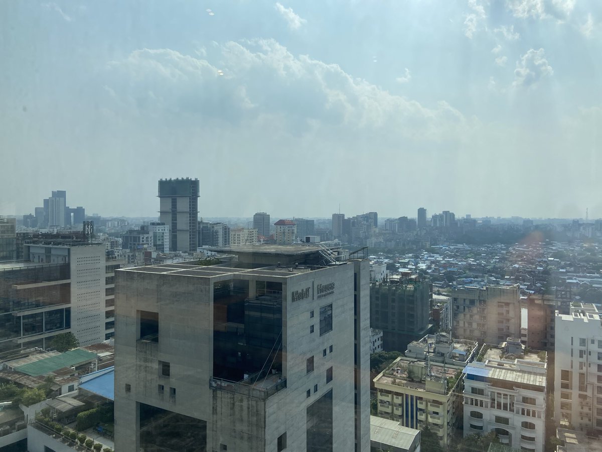 southasia_miles's tweet image. ダッカ到着
入国審査で15分くらいかかったけど、荷物のとこ行ったらすぐ出てきた
入国審査通過したら、ホテルが依頼したサービスの人が出迎えてくれた
空港からホテルまでは15分くらい
#dac #ダッカ空港 #市中空港 #ハズラットシャージャラール国際空港 #Dhaka #ダッカ #バングラデシュ #Bangladesh