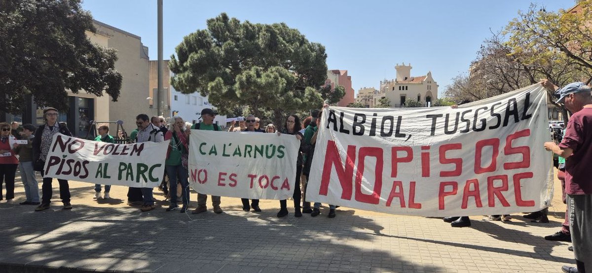 Ahir, el Govern de #Badalona va aprovar la urbanització 🏗️ de l'entrada històrica de Ca l'Arnús... Tot i les promeses d'<a href="/Albiol_XG/">Xavier García Albiol</a> de no edificar-hi i la incoació de l'expedient com a BCIN, que otorga màxima protecció al parc i condiciona qualsevol obra a l'ok de <a href="/cultura_cat/">Cultura</a>.