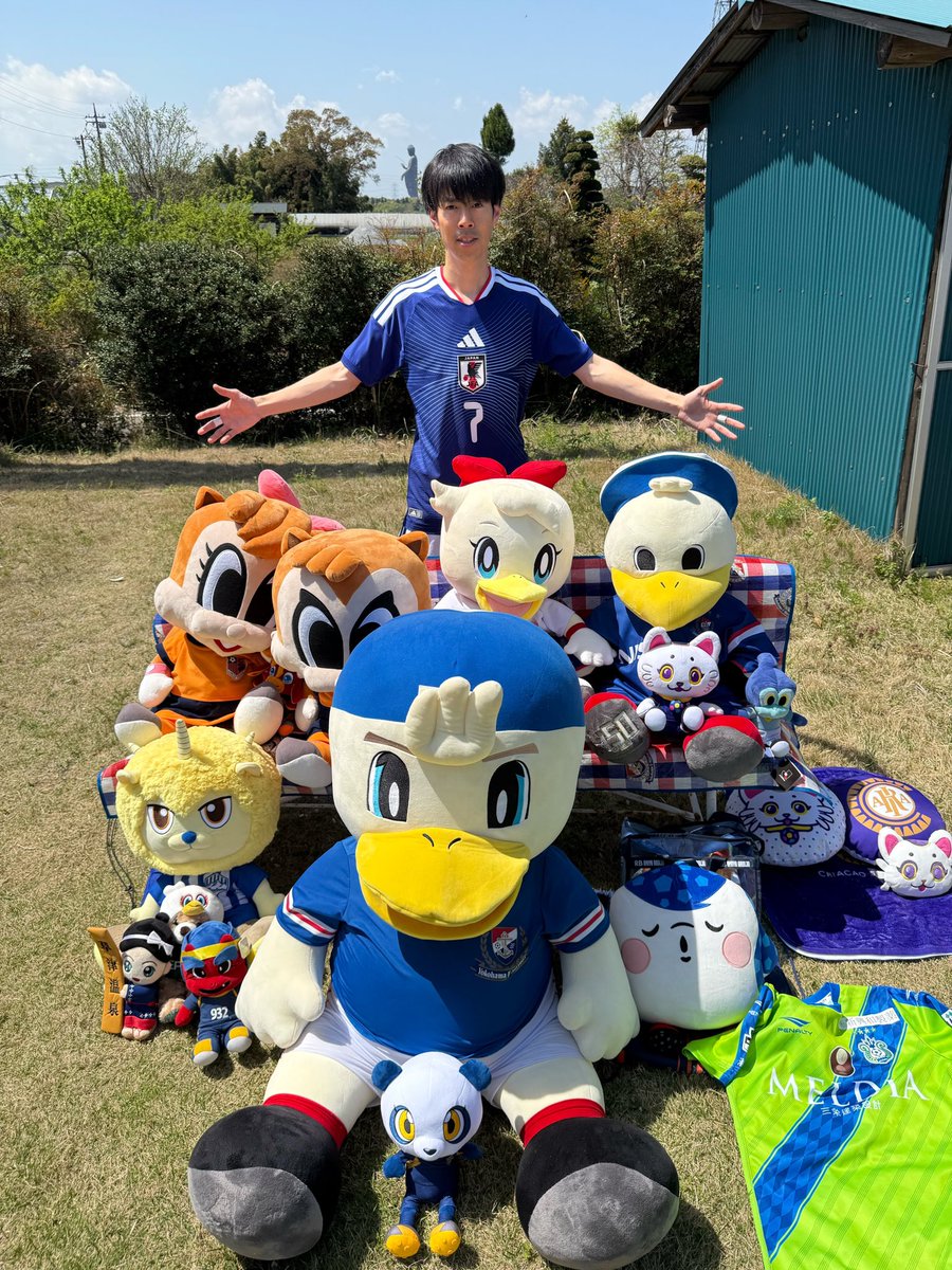 syoppy110's tweet photo. #ジェイサポカップ
第5位という悔しい結果でしたが、楽しませて頂きました✌️

ものまねブルーの助っ人は元日本代表 小林大希さん！

W杯を控える日本代表 小林隼人選手ともパシャリ！応援してます🔥

おかん達にも再会！
素敵なプレゼントまで嬉しすぎ！

皆様ありがとうございました✌️
#フットゴルフ https://t.co/c3j0GIcDZy